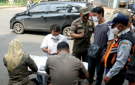 Terjaring Razia Masker, Pelanggar Prokes di Fatmawati Disanksi Menyapu Jalanan