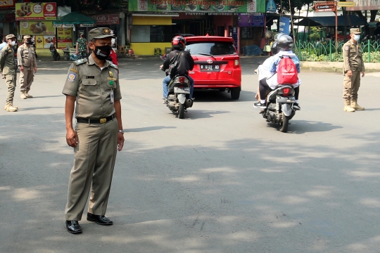 Terjaring Razia Masker, Pelanggar Prokes di Fatmawati Disanksi Menyapu Jalanan