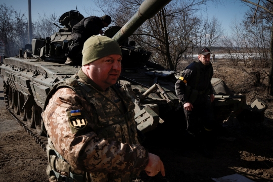 Tentara Ukraina Ambil Alih Tank Rusia di Dekat Kiev