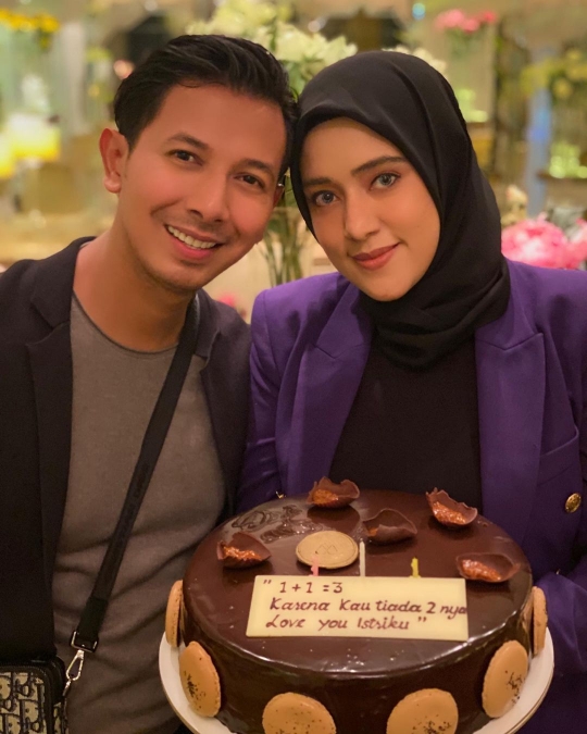 5 Potret Ultah Fairuz ke-36, Diperlakukan Bak Ratu oleh Sang Suami