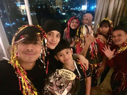 5 Potret Ultah Fairuz ke-36, Diperlakukan Bak Ratu oleh Sang Suami