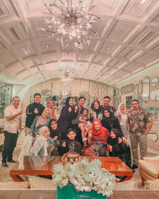 5 Potret Ultah Fairuz ke-36, Diperlakukan Bak Ratu oleh Sang Suami