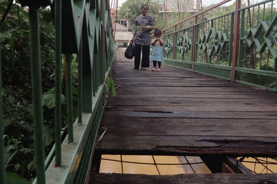 Jembatan Berlubang di Srengseng Sawah Ancam Keselamatan Warga