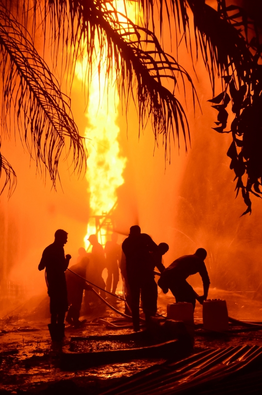 Penampakan Semburan Api dari Sumur Minyak Terbakar di Aceh