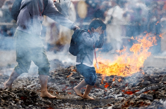 Reaksi Warga Berjalan di Bara Api Saat Festival Hiwatari Matsuri