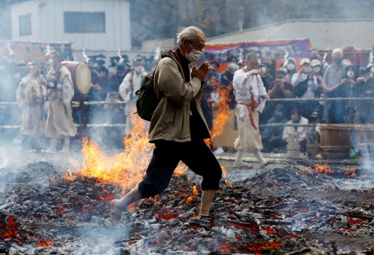 Reaksi Warga Berjalan di Bara Api Saat Festival Hiwatari Matsuri
