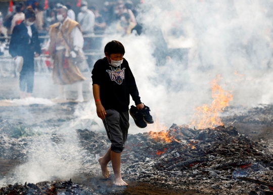 Reaksi Warga Berjalan di Bara Api Saat Festival Hiwatari Matsuri