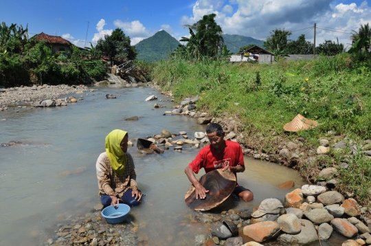 Potret Penambang Emas di Sungai Cisero