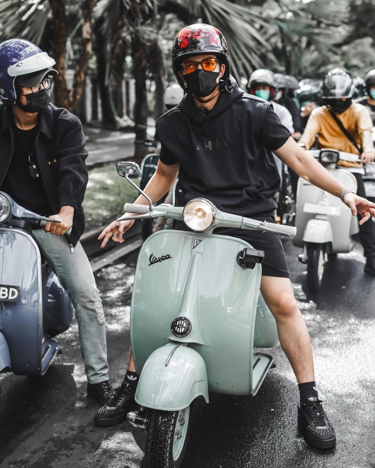 5 Potret Atta Halilintar Naik Vespa, Penampilannya Mencuri Perhatian