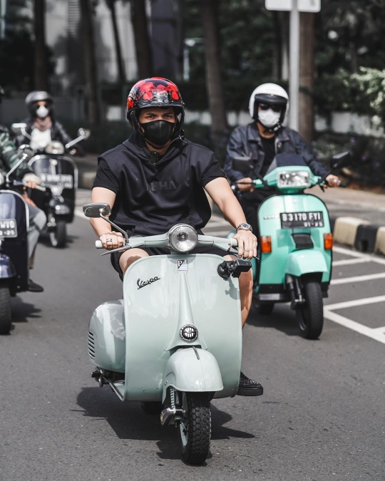 5 Potret Atta Halilintar Naik Vespa, Penampilannya Mencuri Perhatian