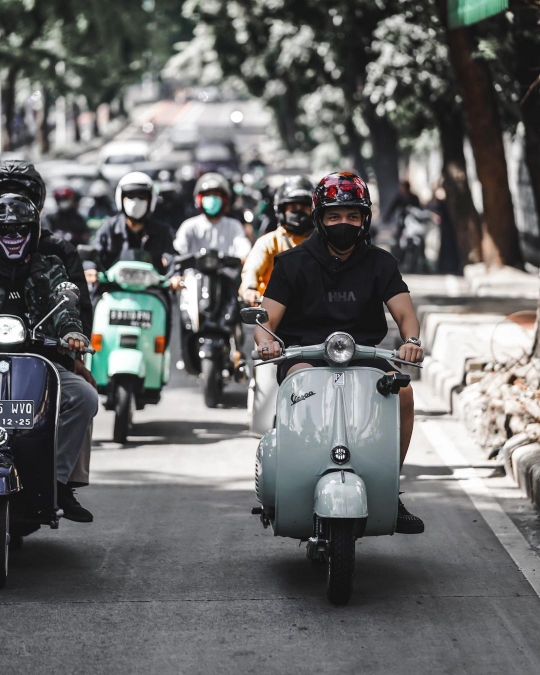 5 Potret Atta Halilintar Naik Vespa, Penampilannya Mencuri Perhatian