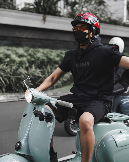 5 Potret Atta Halilintar Naik Vespa, Penampilannya Mencuri Perhatian