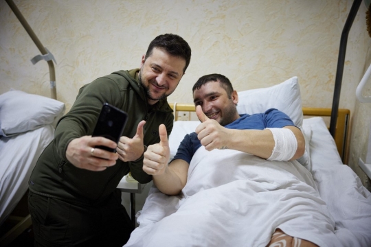 Gaya Presiden Ukraina Volodymyr Zelenskyy Jenguk Tentara Terluka di Rumah Sakit