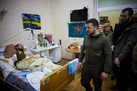 Gaya Presiden Ukraina Volodymyr Zelenskyy Jenguk Tentara Terluka di Rumah Sakit