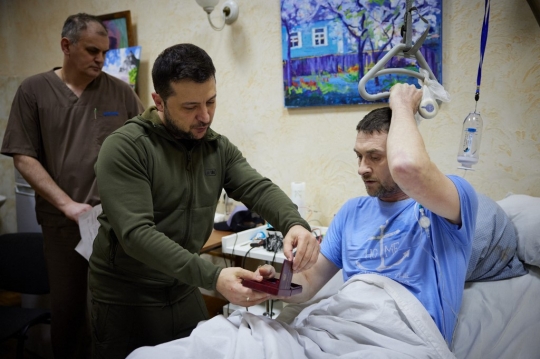 Gaya Presiden Ukraina Volodymyr Zelenskyy Jenguk Tentara Terluka di Rumah Sakit