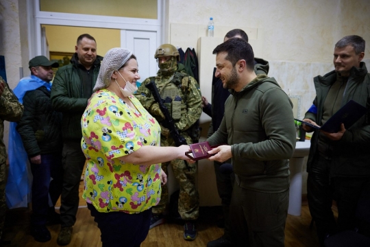 Gaya Presiden Ukraina Volodymyr Zelenskyy Jenguk Tentara Terluka di Rumah Sakit