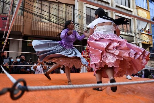 Aksi 'Smackdown' Wanita-Wanita Perkasa Cholita di Bolivia