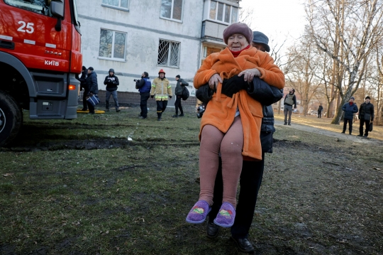 Serangan Rusia Kembali Hantam Apartemen di Ukraina