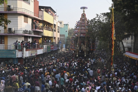 Arak Kereta Dewa Hindu, Warga India Tumpah ke Jalan