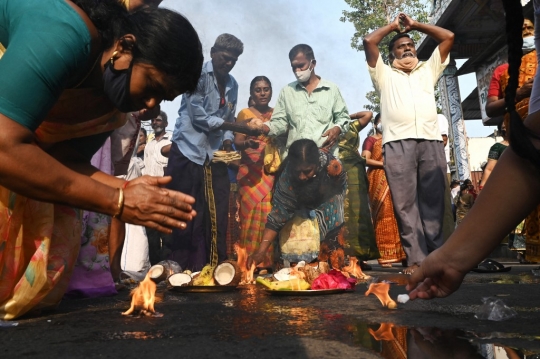 Arak Kereta Dewa Hindu Warga India Tumpah ke Jalan