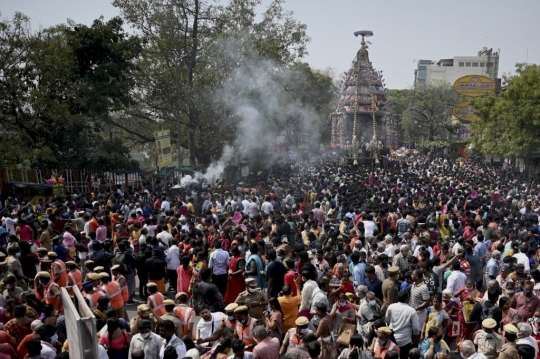 Arak Kereta Dewa Hindu, Warga India Tumpah ke Jalan