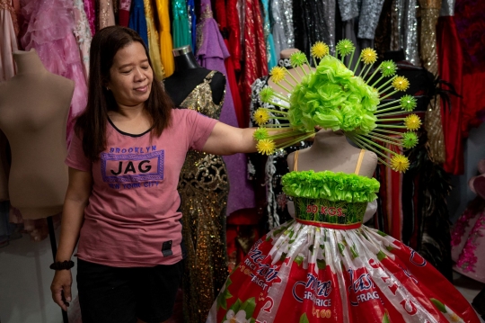 Sampah Disulap Desainer Filipina Ini Jadi Gaun Bergaya Glamor