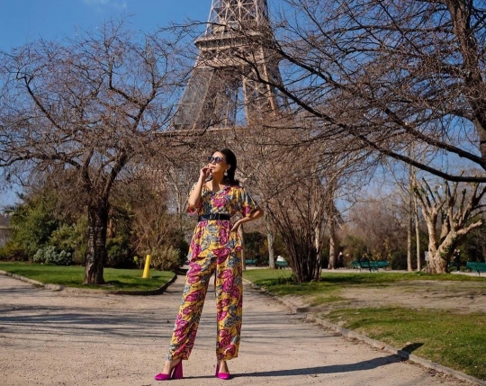 Gaya Nyentrik Sarwendah di Paris, Pakai Daster tapi Tetap Terlihat Elegan