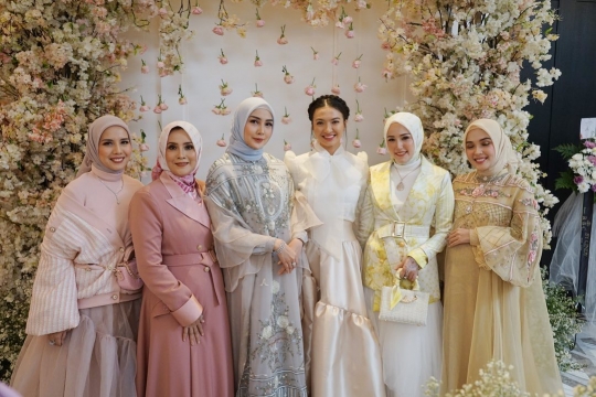 Potret Tya Ariestya Fashion Show Bareng Para Artis, Pertama Kali Setelah Berhijab