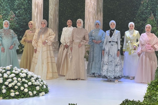 Potret Tya Ariestya Fashion Show Bareng Para Artis, Pertama Kali Setelah Berhijab