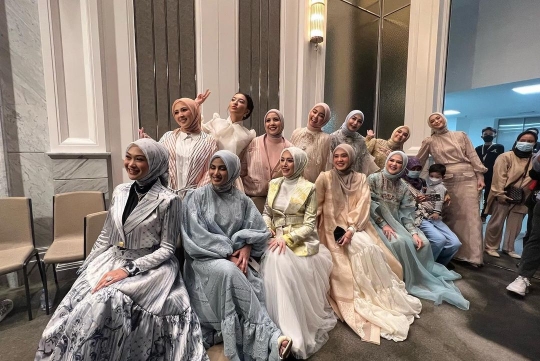 Potret Tya Ariestya Fashion Show Bareng Para Artis, Pertama Kali Setelah Berhijab