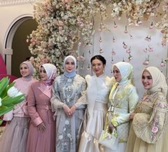 Potret Tya Ariestya Fashion Show Bareng Para Artis, Pertama Kali Setelah Berhijab