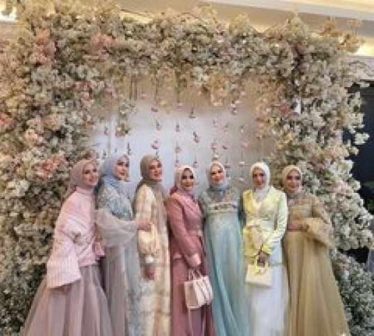 Potret Tya Ariestya Fashion Show Bareng Para Artis, Pertama Kali Setelah Berhijab