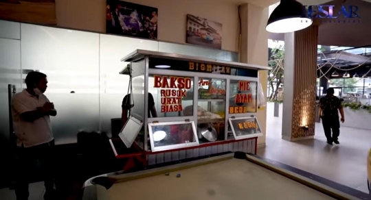 Lesti dan Rizky Billar Bawa Gerobak Bakso Masuk ke Dalam Showroom Mobil Rudy Salim