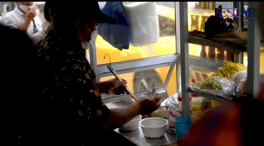 Lesti dan Rizky Billar Bawa Gerobak Bakso Masuk ke Dalam Showroom Mobil Rudy Salim