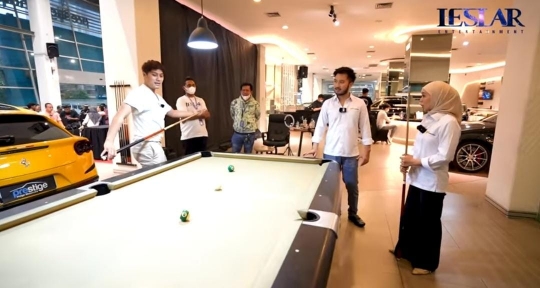 Lesti dan Rizky Billar Bawa Gerobak Bakso Masuk ke Dalam Showroom Mobil Rudy Salim