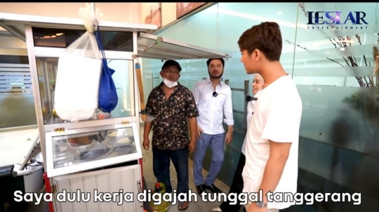 Lesti dan Rizky Billar Bawa Gerobak Bakso Masuk ke Dalam Showroom Mobil Rudy Salim