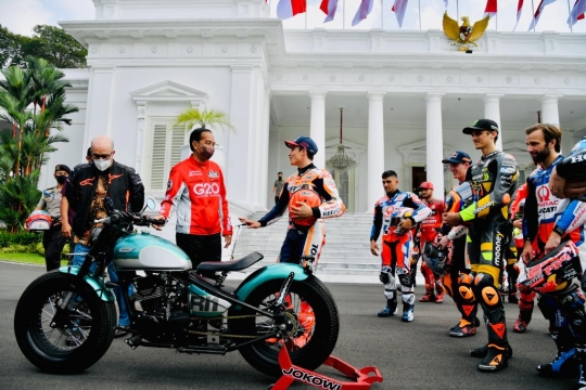 Momen Jokowi Pamerkan Motor Custom RI 1 ke Pembalap MotoGP