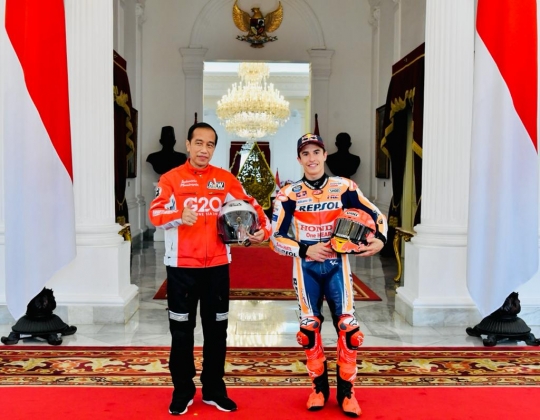 Momen Jokowi Pamerkan Motor Custom RI 1 ke Pembalap MotoGP