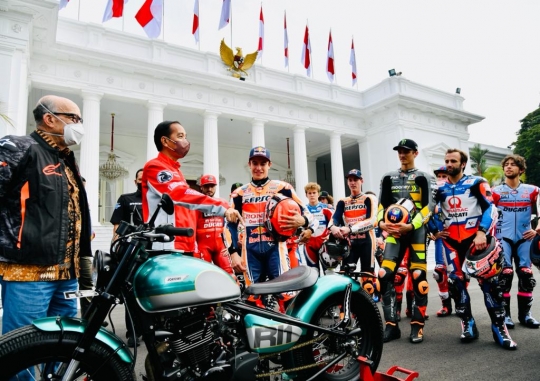 Momen Jokowi Pamerkan Motor Custom RI 1 ke Pembalap MotoGP