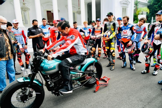 Momen Jokowi Pamerkan Motor Custom RI 1 ke Pembalap MotoGP