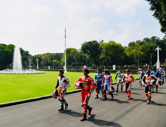 Momen Jokowi Pamerkan Motor Custom RI 1 ke Pembalap MotoGP