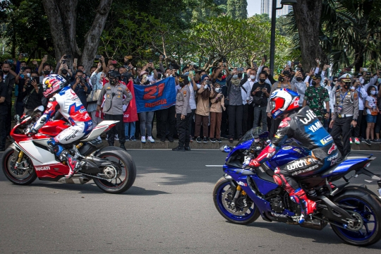 Antusiasme Warga Saksikan Parade Pembalap MotoGP Sampai Panjat Pohon