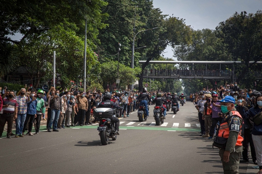 Antusiasme Warga Saksikan Parade Pembalap MotoGP Sampai Panjat Pohon