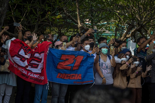 Antusiasme Warga Saksikan Parade Pembalap MotoGP Sampai Panjat Pohon