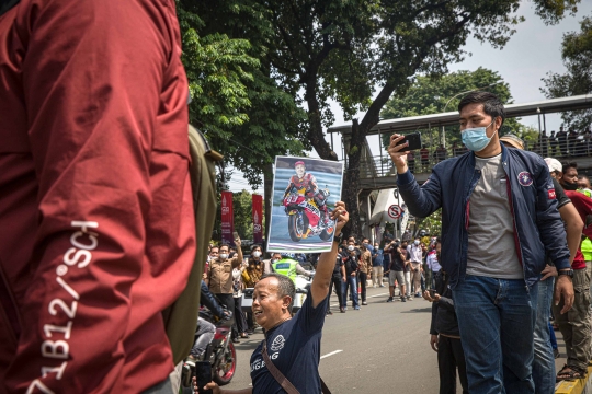 Antusiasme Warga Saksikan Parade Pembalap MotoGP Sampai Panjat Pohon