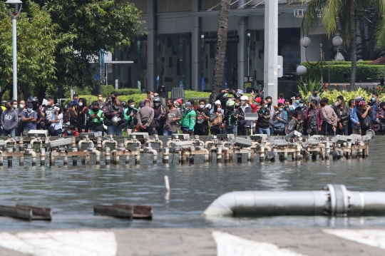 Antusiasme Warga Saksikan Parade Pembalap MotoGP Sampai Panjat Pohon