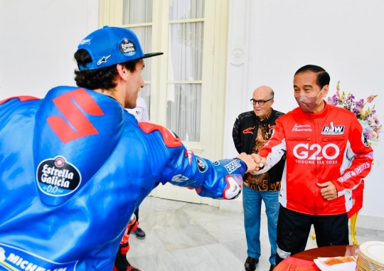 Momen Jokowi Salam Kepal dengan Pembalap MotoGP