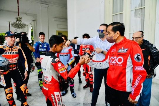 Momen Jokowi Salam Kepal dengan Pembalap MotoGP