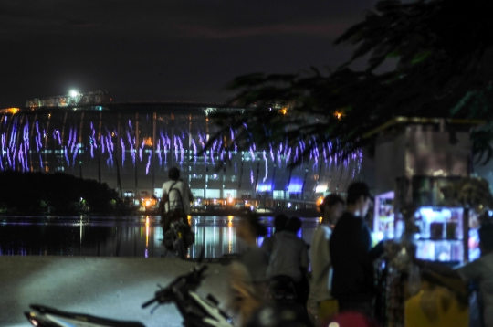 Gemerlap Warna-Warni Lampu Jakarta International Stadium