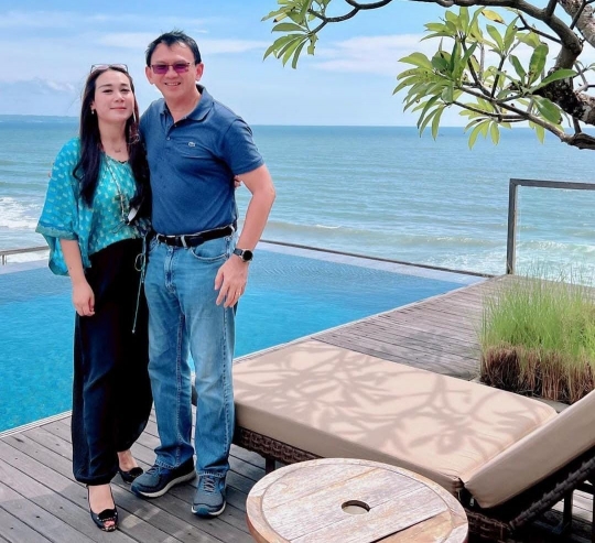 Foto Ahok dan Istri Cantiknya Liburan di Pantai, Mesra & Kompak Bajunya Warna Senada